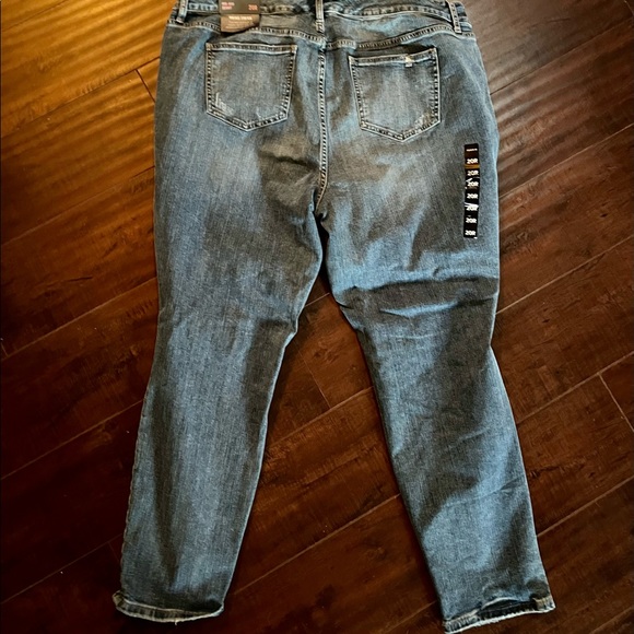 TORRID Feel the Fit Mid Rise Jeans 20R - Picture 6 of 6